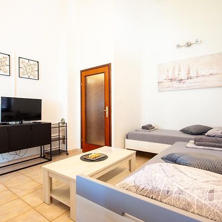 Apartments Ela Novalja Eksteriør bilde