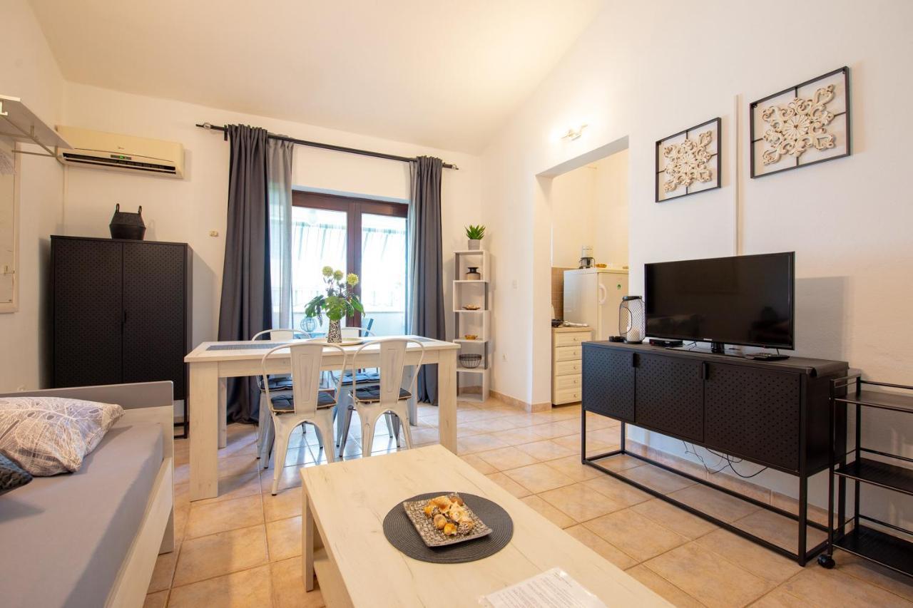 Apartments Ela Novalja Eksteriør bilde