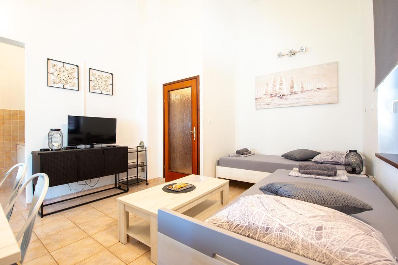 Apartments Ela Novalja Eksteriør bilde
